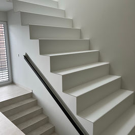 Design minimaliste et épuré pour cet escalier en tôle pliée thermolaqué blanc.