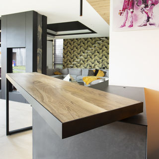 Bar sur pivot en noyer massif et en acier thermolaqué