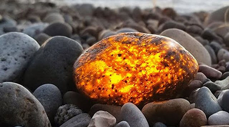 Yuperie Rocks How to Find Yooperlite Rocks on the Shores of Lake Superior