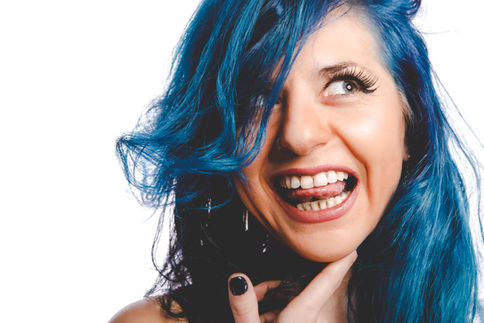 Portrait studio photo photographe mode book photo bleu couleur cheveux bleus modèle alternatif 