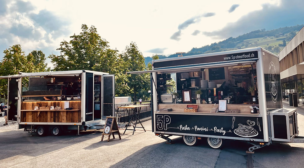 Zwei schwarze Foodtrucks von 5P Streetfood mit Logo – Pasta, Panini & Party unterwegs
