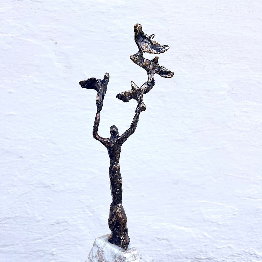 Thumbnail: Frihed og kærlighed som bronze skulptur