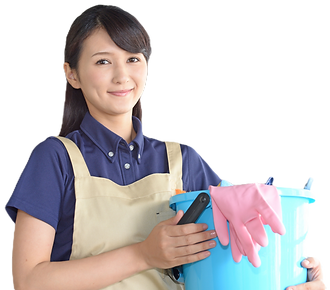 ハウスクリーニングする女性スタッフ