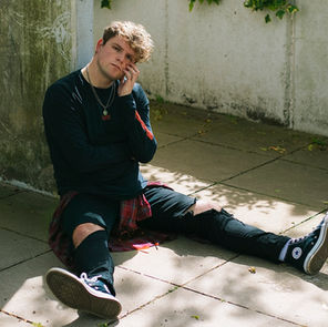 Drew Thomas captures the beautiful chaos of fleeting connections on new single ‘Soda Friends’