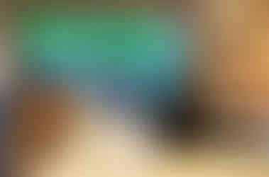 心理タイプワークショップの様子。テーブルを囲んで参加者が笑顔で会話しながら、積み木を使ったワークに取り組んでいる。