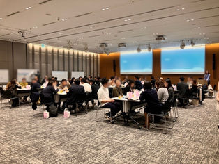 大きな2つのスクリーンがある企業セミナー風景