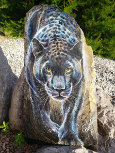 Peinture acrylique et posca sur ardoise représentant un jaguar noir de face.

VENDUE