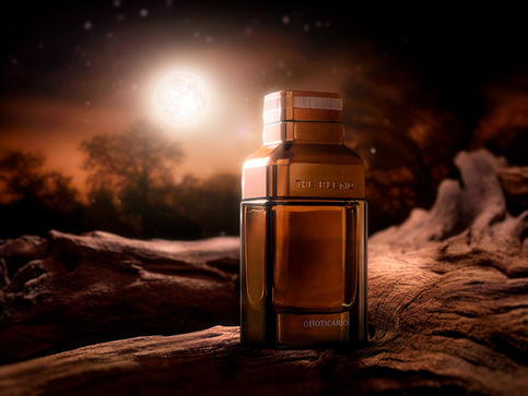 Um frasco de perfume masculino amadeirado, maravilhoso, cheio de detalhes, poderoso, sobre uma superfície de  madeira de carvalho, a noite com a lua cheia aparecendo.
