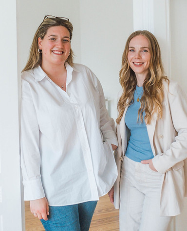 Hanna und Sarah stehend im Türrahmen