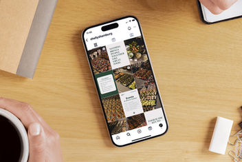 Smartphone zeigt Instagram-Profil mit Catering-Bildern