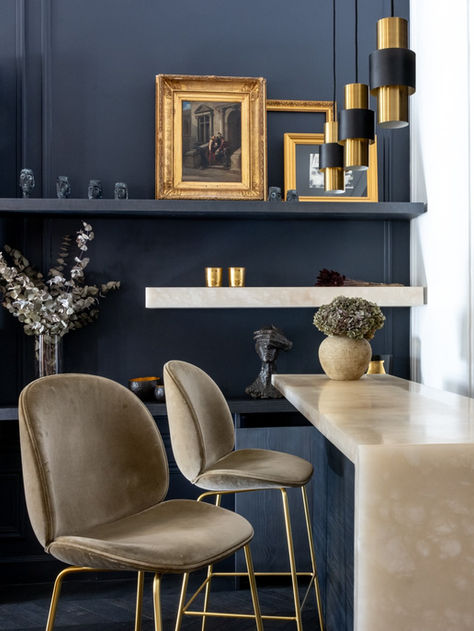 Parisian elegance: An alabaster bar sits at the heart of this kitchen, combining sobriety with a chic touch. Brass accents add character to this refined space, creating a Parisian ambiance where style meets functionality with allure.