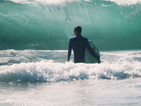 Surfer sur les vagues provoquées par les changement