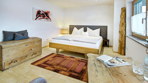 Zwei gemütliche Schlafzimmer sorgen für erholsame Nächte, während das moderne Badezimmer und das separate WC höchsten Komfort garantieren. Auf 100 m² Wohnfläche erwarten Sie großzügige, lichtdurchflutete Räume und eine luxuriöse Ausstattung, die keine Wünsche offen lässt.