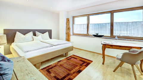 Zwei gemütliche Schlafzimmer sorgen für erholsame Nächte, während das moderne Badezimmer und das separate WC höchsten Komfort garantieren. Auf 100 m² Wohnfläche erwarten Sie großzügige, lichtdurchflutete Räume und eine luxuriöse Ausstattung, die keine Wünsche offen lässt.