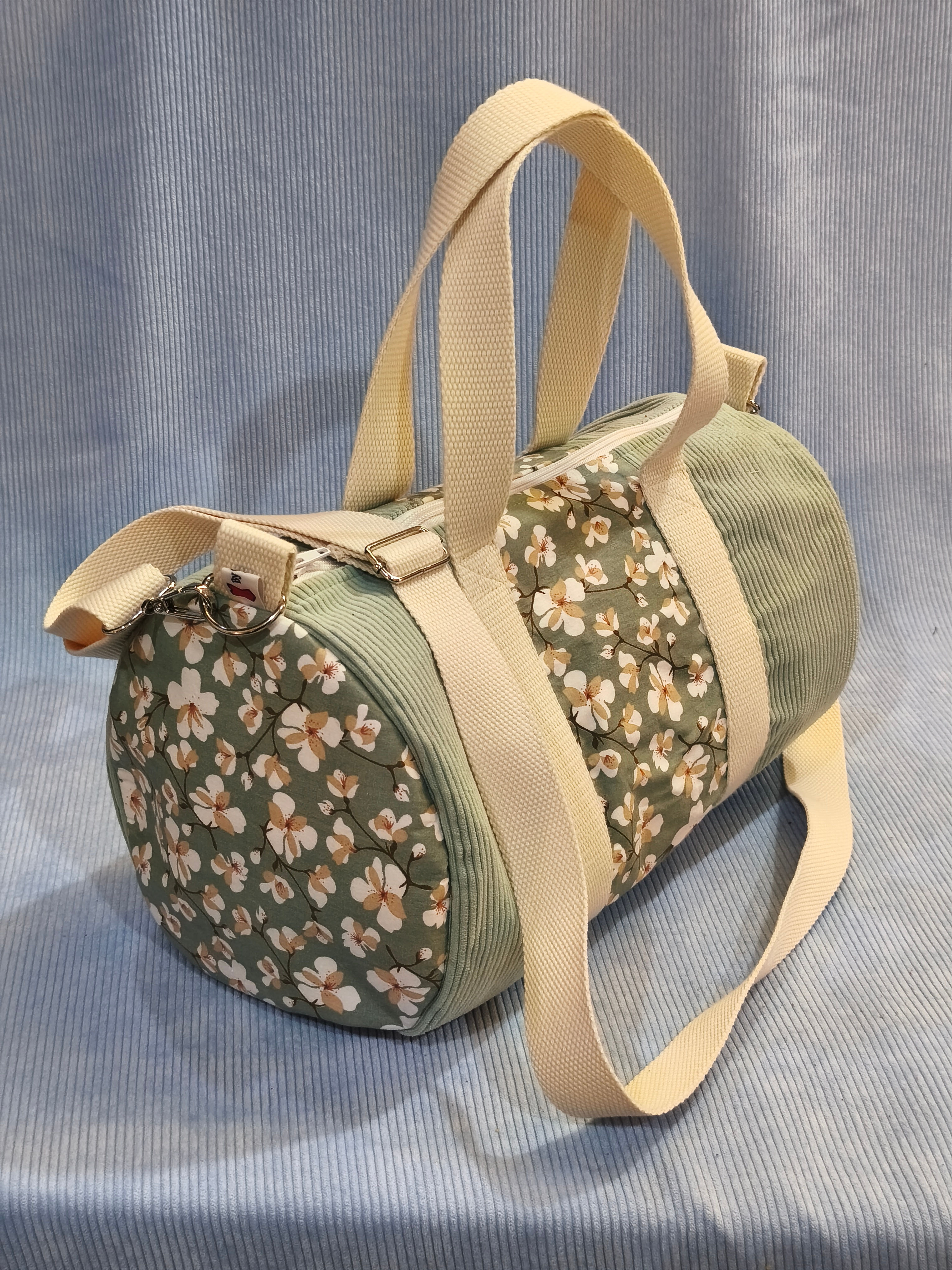 Sac polochon velours vert d'eau et fleurs de cerisier