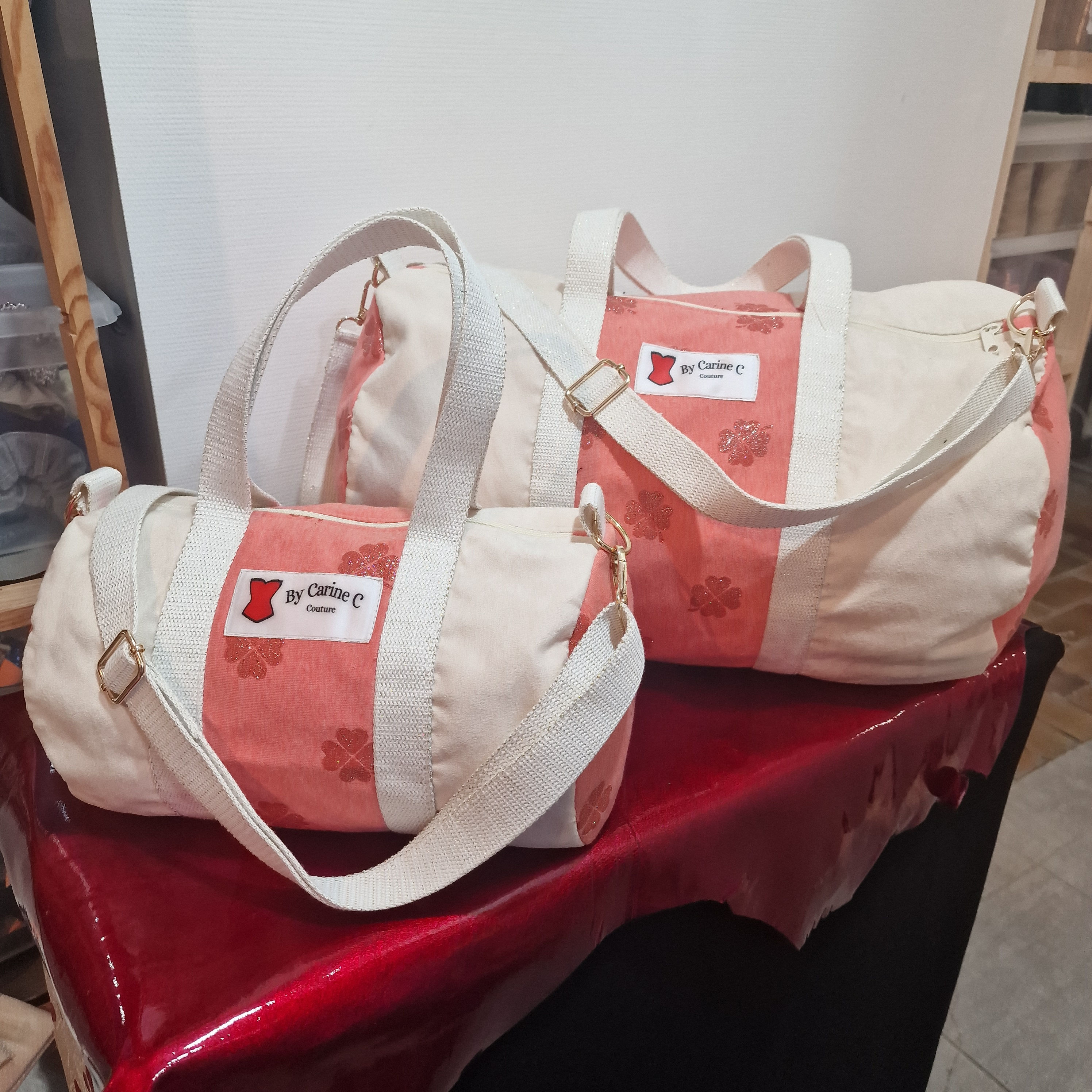 Sac polochon suédine beige et saumon fleurs paillettes