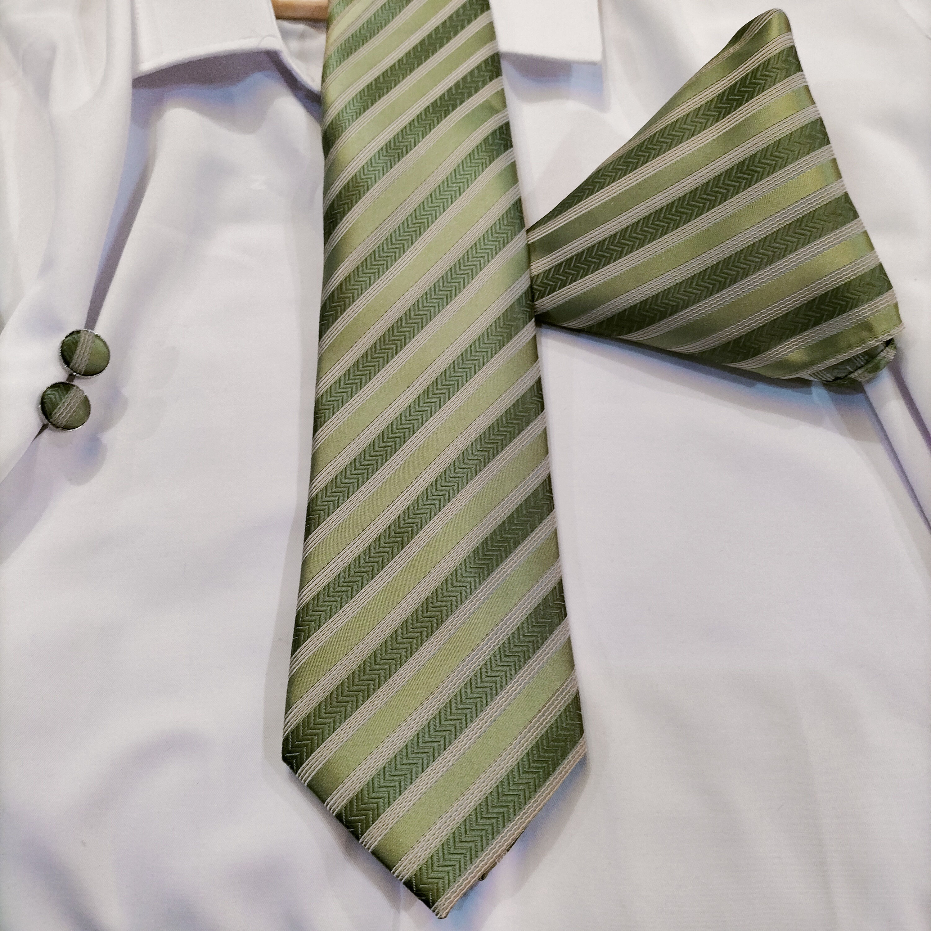 Ensemble cravate pochette boutons de manchettes rayé tons verts