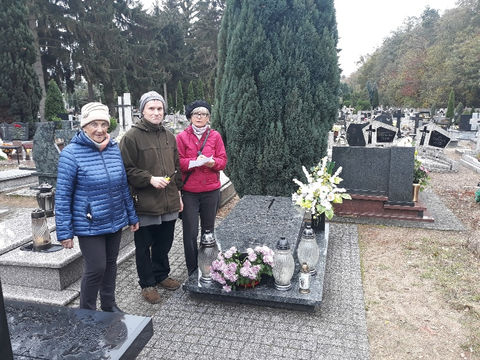 Słupeckie Towarzystwo Społeczno Kulturalne zapaliło znicze na Cmentarzu Parafialnym w Słupcy.