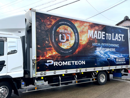 タイヤメーカー、ピレリーのデザインをプリントしたトラック