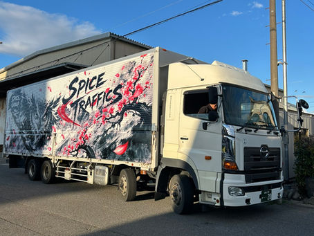 【施工実績】桜をプリントした、春の訪れを届ける弊社大型10t車両トラックが完成!