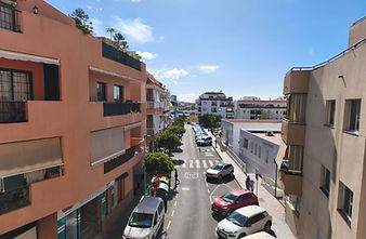 Zrekonstruovaný apartmán na prodej v Puerto Santiago na Tenerife se 2 ložnicemi, americkou kuchyní a světlým interiérem. Klidná lokalita v blízkosti oceánu vhodná pro bydlení i investici.