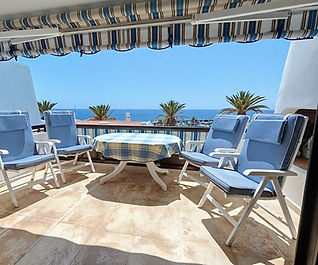 Luxusní duplex na prodej v komplexu Club Atlantis, Puerto Colón, Costa Adeje, Tenerife. 3 ložnice, 3 koupelny a dvě terasy s výhledem na oceán v prémiovém komplexu se třemi bazény. Nemovitost se nachází jen pár kroků od přístavu a pláže a je ideální jako luxusní rezidence nebo výnosná investiční příležitost na jihu Tenerife.