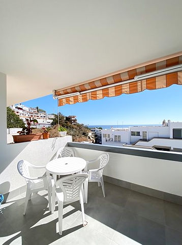 Apartmán na prodej v komplexu Azahara, Playa de Las Américas, Tenerife. 1 ložnice, terasa s výhledem na moře a bazén, jižní orientace, výtah, kompletně zařízený apartmán pár kroků od pláže Las Vistas.