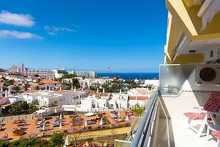 Apartmán na prodej v komplexu Hovima Santa Maria v Costa Adeje na Tenerife s výhledem na Atlantický oceán a komunitní bazén. Byt o velikosti 51 m² nabízí jednu ložnici, prostorný dvojitý balkon, klimatizaci, otevřenou kuchyni a nachází se v turistickém komplexu Hovima Santa Maria s recepcí, restaurací a bazénem. Výborná lokalita v pěší vzdálenosti od pláže, Puerto Colón, Siam Parku, restaurací a obchodů. Ideální rekreační apartmán nebo investiční nemovitost na jihu Tenerife. CanarexReal – realitní kancelář specializující se na prodej nemovitostí na Tenerife.