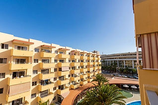 Apartmán na prodej v komplexu Los Ángeles v Los Cristianos na Tenerife. Zrekonstruovaný byt s jednou ložnicí, terasou o velikosti 8 m², komunitním bazénem a moderní americkou kuchyní se nachází pouhých 100 metrů od oceánu. Kompletně zařízená nemovitost v atraktivní lokalitě Los Cristianos je ideální pro vlastní bydlení nebo dlouhodobou investici na jihu Tenerife. CanarexReal – realitní kancelář specializující se na prodej nemovitostí na Tenerife.