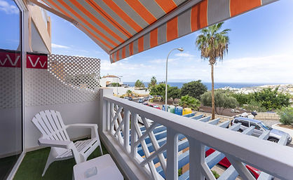 Renovated apartment for sale in Ocean View, Torviscas Bajo, Costa Adeje, Tenerife. 50 m², 1 bedroom, terrace with panoramic ocean views, modern interior, holiday rentals allowed, and just a few minutes from the sea.
