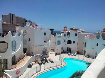 Bungalový apartmán na predaj v komplexe Las Tortugas v Playa de las Américas, Tenerife.** Kompletne zrekonštruovaná trojúrovňová nehnuteľnosť s jednou spálňou, dvoma kúpeľňami, terasou s rozlohou **13 m²** a výhľadom na bazén aj Atlantický oceán. Apartmán sa nachádza v jednej z najvyhľadávanejších lokalít na juhu Tenerife, len pár minút od pláže, reštaurácií a promenády. Ideálne rekreačné bývanie alebo investičná príležitosť. CanarexReal – realitná kancelária špecializujúca sa na predaj nehnuteľností na Tenerife.
