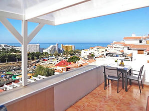Penthouse na prodej v komplexu Montesol v San Eugenio Alto, Costa Adeje na Tenerife s panoramatickým výhledem na Atlantický oceán. Rohový apartmán o velikosti 60 m² nabízí prostornou terasu, jednu ložnici, klimatizaci, moderní otevřenou kuchyni a prodává se kompletně zařízený. Nemovitost se nachází v blízkosti Siam Parku, Siam Mall a pláží Costa Adeje. Ideální rekreační apartmán nebo investiční příležitost na Tenerife. CanarexReal – realitní kancelář specializující se na prodej nemovitostí na Tenerife.