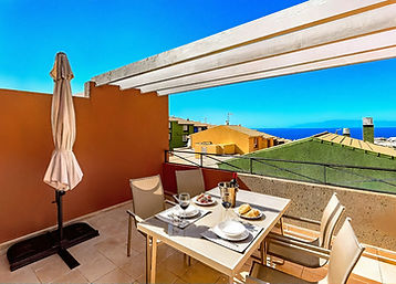 Stylový zrekonstruovaný apartmán na prodej ve Villas Canarias, Torviscas Alto, Costa Adeje, Tenerife. 2 ložnice, 80 m², terasa 22 m² s výhledem na oceán a La Gomeru, komunitní bazén, západ slunce, blízko Playa Fañabé.