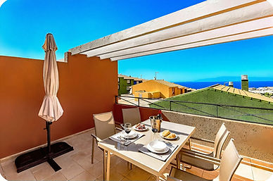 Stylový zrekonstruovaný apartmán na prodej ve Villas Canarias, Torviscas Alto, Costa Adeje, Tenerife. 2 ložnice, 80 m², terasa 22 m² s výhledem na oceán a La Gomeru, komunitní bazén, západ slunce, blízko Playa Fañabé.