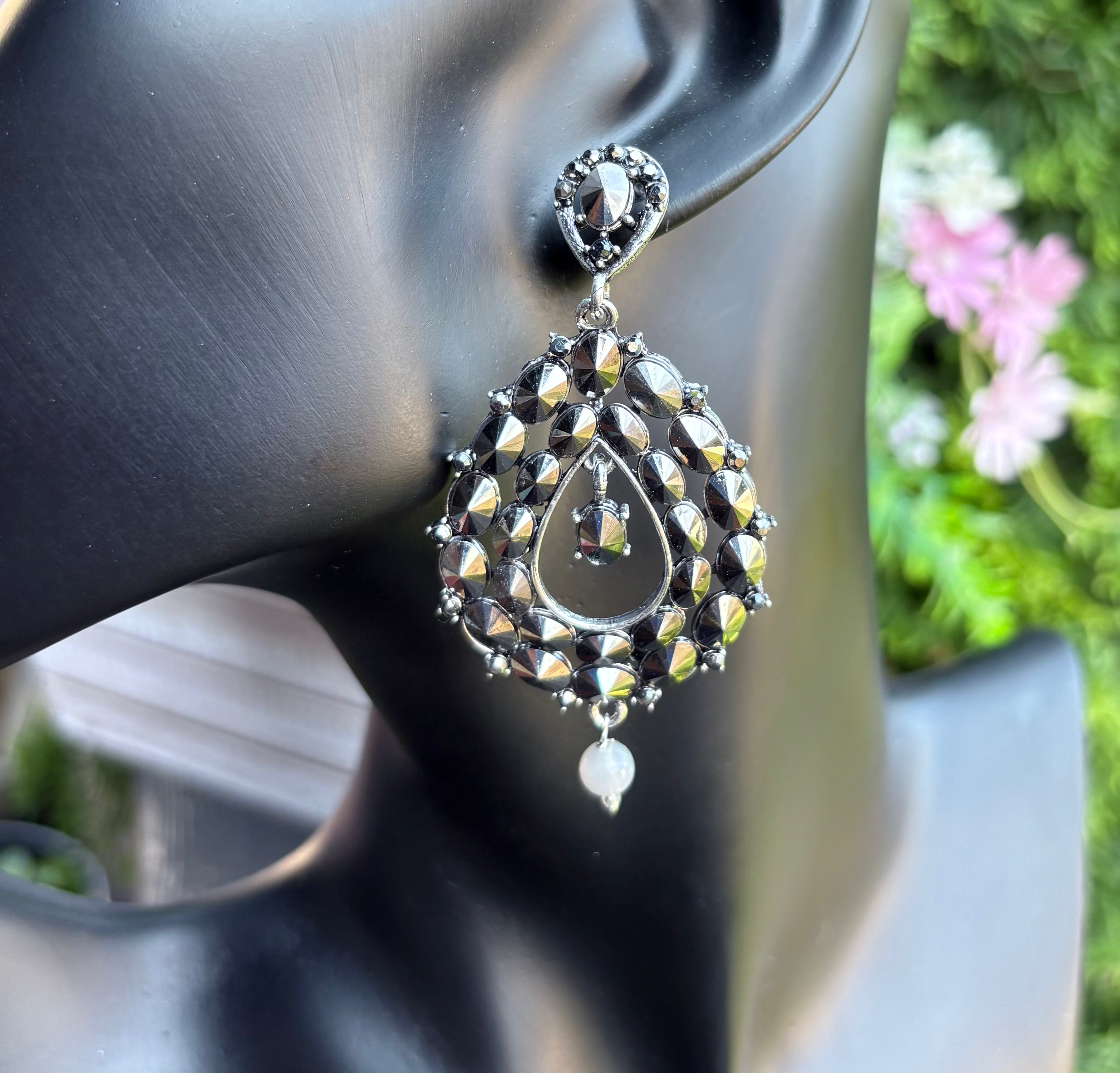 Black Metal Jewelry with Elegant Drop – Bold Grace in Motion