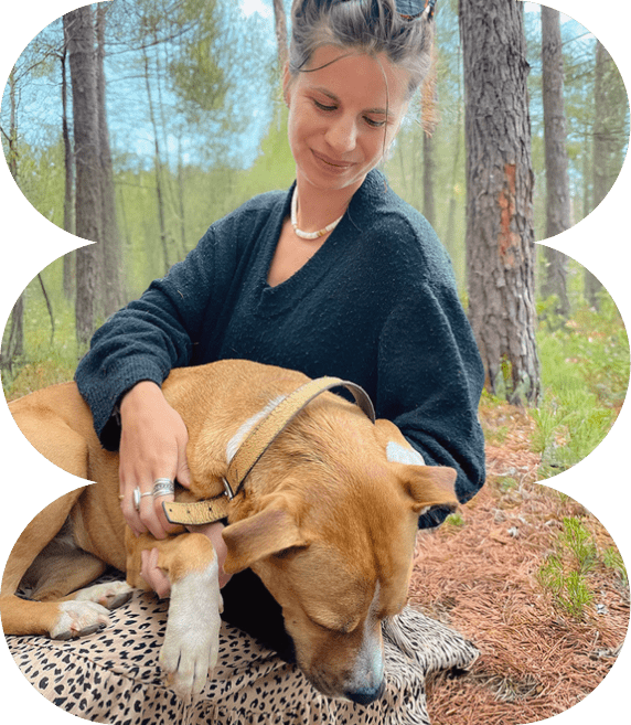 Image de Romane avec un chien dans ses bras