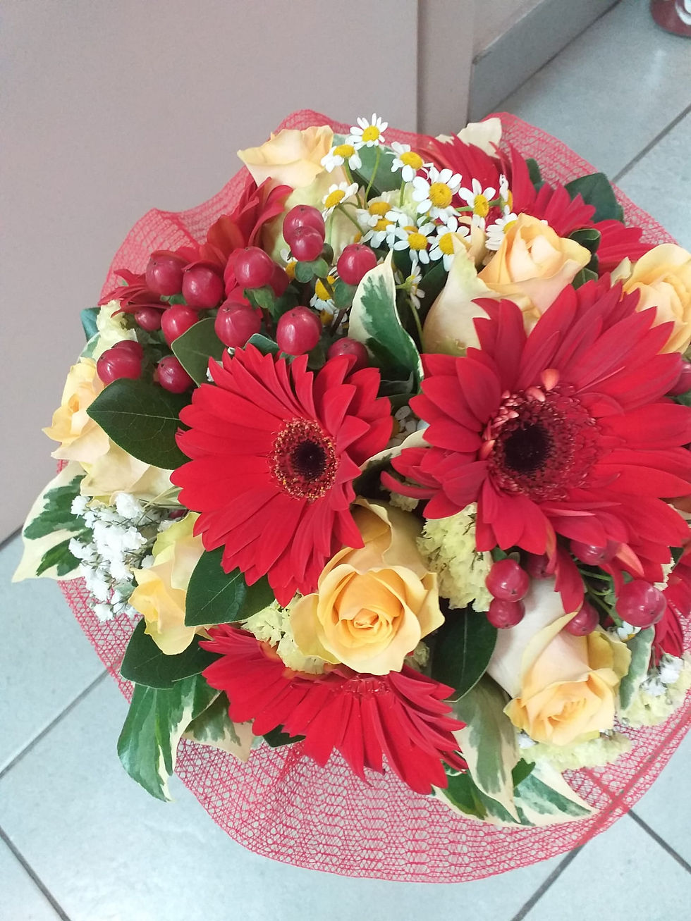 Bouquet di gerbere rosse, bacche ipericum rosso e rose pesca