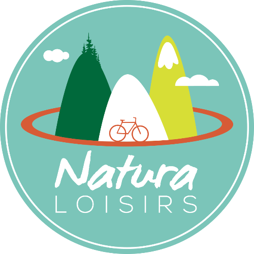 Logo de NaturaLoisirs avec un petit vélo roulant sur son chemin aux pieds des montagnes ennuagés.