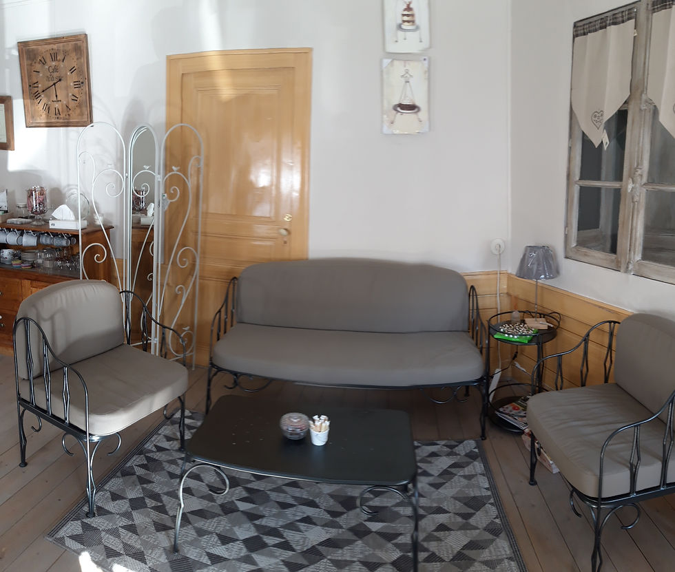 Présentation de l'espace détente du salon de thé d'IDKDO à Saint Genest Malifaux