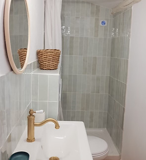 Salle de bain avec mirroir douche, robinet en laiton avec carrelage zellige