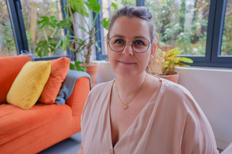 Portrait d'Aurélie Faure souriante dans un salon