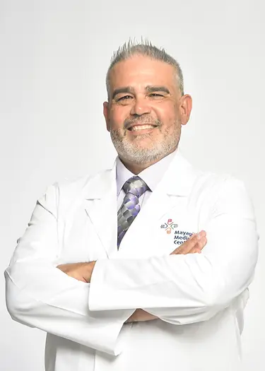 Dr. Javier Lugo de Jesús, med familia_webp.webp