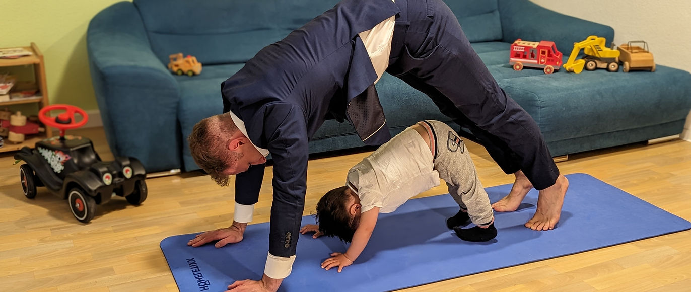 Vater Training mit Sohn zuhause