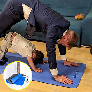 premium fitnessmatte extra lang langlebig downward dog mit kind.jpg