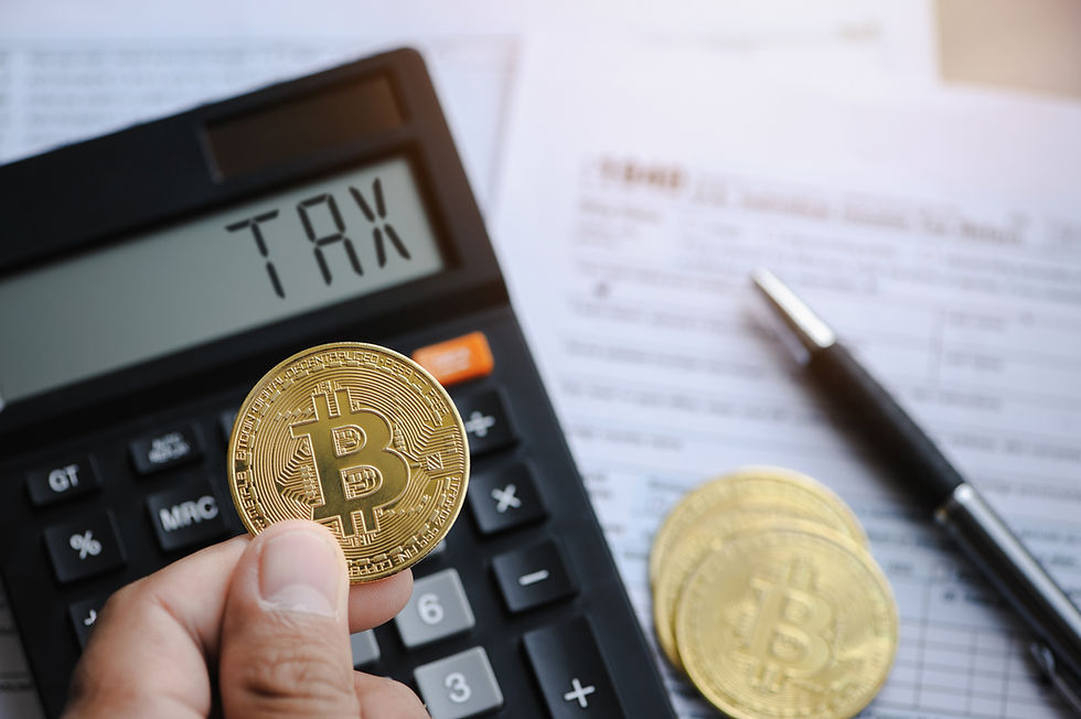Bitcoin Münze, Taschenrechner und Steuern