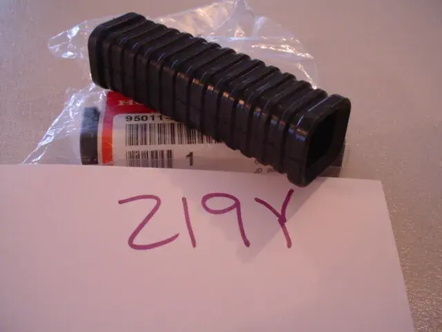 *1EA OEM HONDA RUBBER FOR PASSENGER PEG CT90 CL90 S90 95011-31000 (219Y)