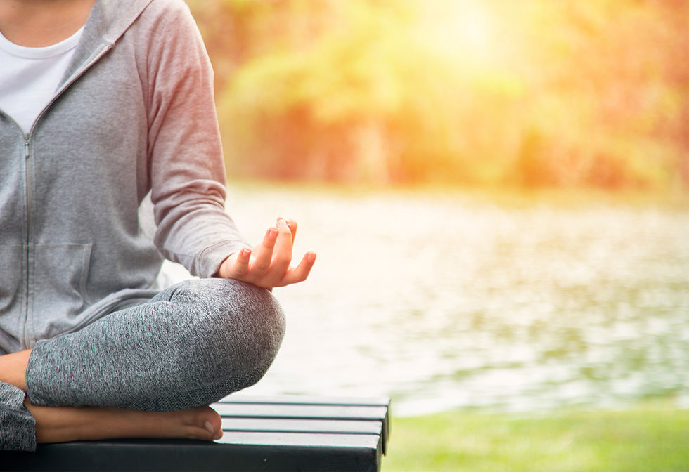 mulher meditando com fundo de natureza