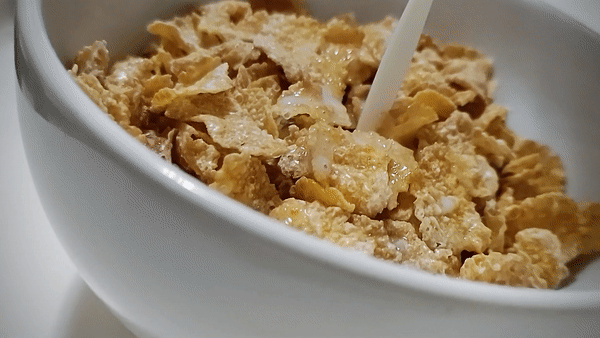 leite sendo despejado sobre sucrilhos