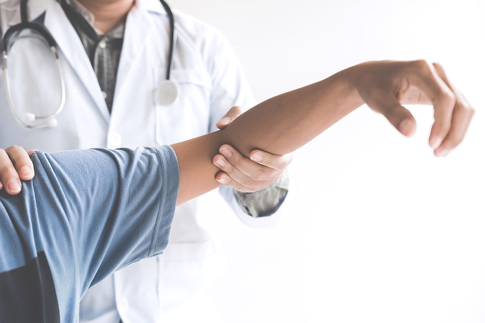 médico segurando o braço de paciente