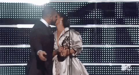 El momento incómodo entre Rihanna y Drake cuando intentó besarla en los premios MTV